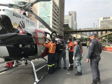 SAO PAULO (SP), Brezilya 09 / 26 / 2023 - Sao Paulo 'daki Anhangabau Tüneli' nde bir polis memuru motosikletiyle ezildi. Helikopter Aguia da Askeri Polisi tarafından Santa Casa 'da kurtarıldı. 