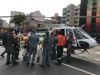 SAO PAULO (SP), Brezilya 09 / 26 / 2023 - Sao Paulo 'daki Anhangabau Tüneli' nde bir polis memuru motosikletiyle ezildi. Helikopter Aguia da Askeri Polisi tarafından Santa Casa 'da kurtarıldı. 