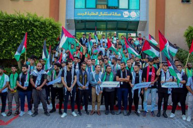 İslam ve El-Azhar Üniversitelerinden öğrenciler Filistinlilerin haklarını protesto ediyorlar. 27 Eylül 2023, Gazze, Filistin: İslam ve El-Azhar Üniversitelerinden öğrenciler, öğrenci grubunun üyeleriyle birlikte bir protesto gösterisi düzenlediler. 