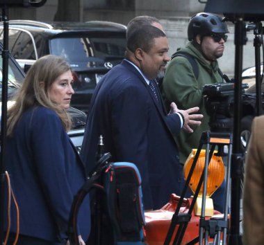 Senatör Bob Menendez 'in duruşması sırasında Manhattan Bölge Savcısı Alvin Bragg. 27 Eylül 2023, New York, ABD