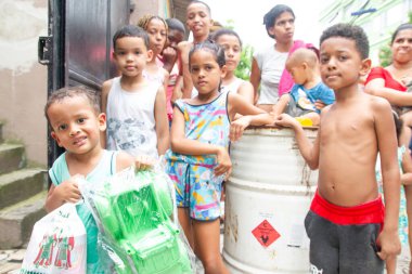 Rio de Janeiro, Brezilya 09 / 27 / 2023 - COSME / DAMIAO / SweEET DELIVERY - Cosme ve Damiao gününde çocukların ve inananların hareketi bu çarşamba öğleden sonra Olaria, Rio de Janeiro 'nun kuzey bölgesinde (27))