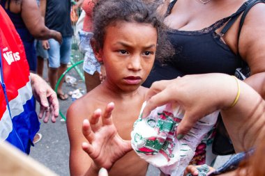 Rio de Janeiro, Brezilya 09 / 27 / 2023 - COSME / DAMIAO / SweEET DELIVERY - Cosme ve Damiao gününde çocukların ve inananların hareketi bu çarşamba öğleden sonra Olaria, Rio de Janeiro 'nun kuzey bölgesinde (27))