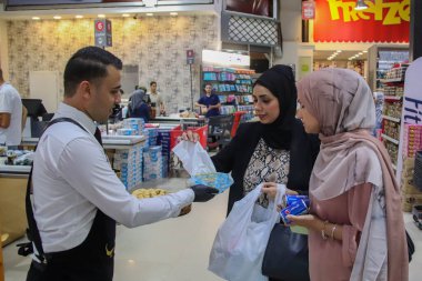 (Filistinliler Hz. Muhammed 'in doğum gününü kutluyorlar. 27 Eylül 2023, Gazze, Filistin: Filistinliler Hz. Muhammed 'in doğum gününü şehir sokaklarında insanlara şeker dağıtarak kutladılar. Ayrıca, dükkanlar ve evler süslenmişti.