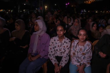 Filistinliler Hz. Muhammed 'in yıl dönümünde yapılan peygambersel övgü törenine katılırlar. 27 Eylül 2023, Gazze, Filistin: Filistinliler peygamberin doğum yıldönümü dolayısıyla bir peygambersel övgü törenine katıldılar