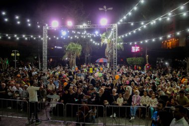 Filistinliler Hz. Muhammed 'in yıl dönümünde yapılan peygambersel övgü törenine katılırlar. 27 Eylül 2023, Gazze, Filistin: Filistinliler peygamberin doğum yıldönümü dolayısıyla bir peygambersel övgü törenine katıldılar