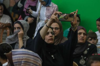 Filistinliler Hz. Muhammed 'in yıl dönümünde yapılan peygambersel övgü törenine katılırlar. 27 Eylül 2023, Gazze, Filistin: Filistinliler peygamberin doğum yıldönümü dolayısıyla bir peygambersel övgü törenine katıldılar
