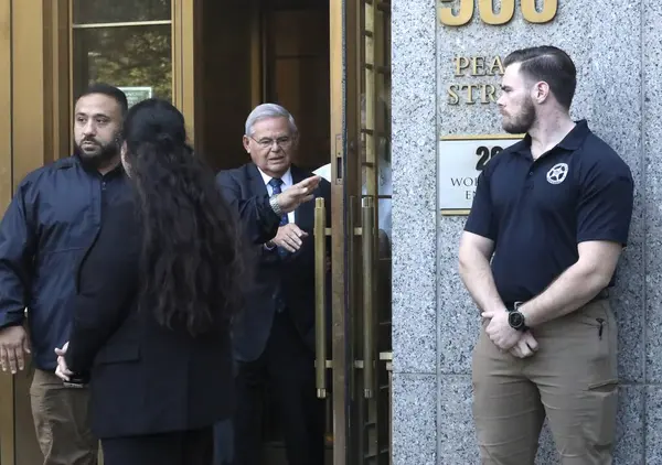 stock image Senator Bob Menendez appears at Manhattan Federal court in New York. September 27, 2023, New York, USA: New Jersey Democratic Sen. Bob Menendez and his wife, Nadine Menendez, arrived at Manhattan federal court Wednesday (27) 