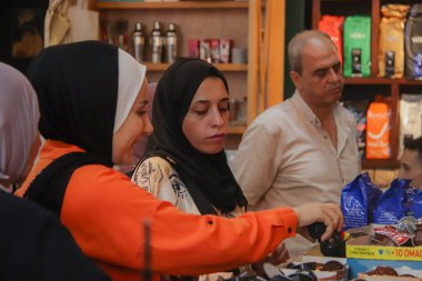 Filistinli kafe çalışanları, Gazze 'deki uluslararası kahve gününde insanlara ücretsiz kahve dağıtıyorlar. 28 Eylül 2023. Gazze, Filistin