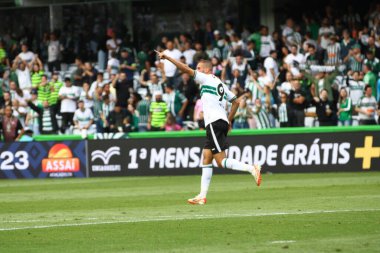 CURITIBA (PR) 01 / 10 / 2023 - FOOTBALL / BRAZILIAN CHAMPIONSHIP 2023 - Coritiba 'nın 9 numaralı oyuncusu Islam Slimani tarafından atılan ikinci golü, Coritiba ve Athletico PR' nin 25.. 