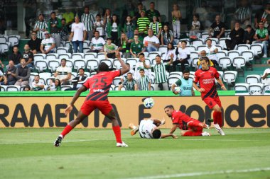 CURITIBA (PR) 01 / 10 / 2023 - FOOTBALL, BRAZILIAN CHAMPIONSHIP 2023, CORITIBA, ATHLETICO PR - Coritiba ve Athletico PR arasındaki maç için 2023 Brezilya Şampiyonası 'nın 25. turu için geçerli olan Couto Pereira Stadyumu' nda teklif. 