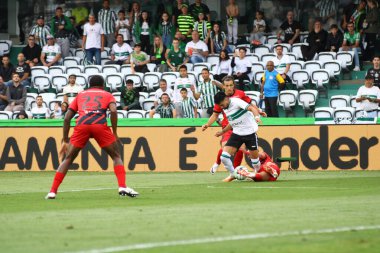 CURITIBA (PR) 01 / 10 / 2023 - FOOTBALL, BRAZILIAN CHAMPIONSHIP 2023, CORITIBA, ATHLETICO PR - Coritiba ve Athletico PR arasındaki maç için 2023 Brezilya Şampiyonası 'nın 25. turu için geçerli olan Couto Pereira Stadyumu' nda teklif. 