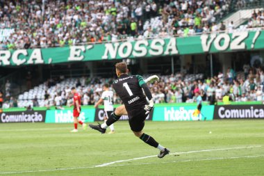 CURITIBA (PR) 01 / 10 / 2023 - FOOTBALL, BRAZILIAN CHAMPIONSHIP 2023, CORITIBA, ATHLETICO PR - Coritiba ve Athletico PR arasındaki maç için 2023 Brezilya Şampiyonası 'nın 25. turu için geçerli olan Couto Pereira Stadyumu' nda teklif. 