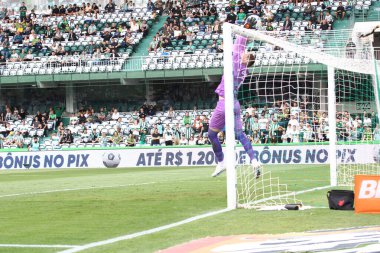 CURITIBA (PR) 01 / 10 / 2023 - FOOTBALL, BRAZILIAN CHAMPIONSHIP 2023, CORITIBA, ATHLETICO PR - Coritiba ve Athletico PR arasındaki maç için 2023 Brezilya Şampiyonası 'nın 25. turu için geçerli olan Couto Pereira Stadyumu' nda teklif. 