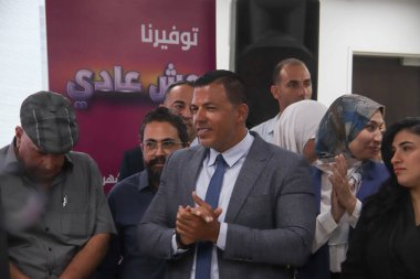 30 Eylül 2023, Gazze, Filistin: Filistinliler bir duyuruya katılıyor ve kazanan Filistin Bankası 'ndan 70 bin dolarlık ödül kazanan Jannad Awad..