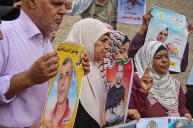 2 Ekim 2023, Gazze, Filistin: Filistinliler İsrail hapishanelerinde Gazze 'deki Kızılhaç bürosu önünde tutuklu bulunan mahkumlarla dayanışma gösterisine katıldılar. 