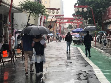 Sao Paulo (SP), 10 / 01 / 2023 - Weather / RAIN / SP - Sao Paulo 'nun merkezindeki Bairro da Liberdade bölgesinde Pazar günü sıcaklık değişiklikleri nedeniyle başkentte çok yağmur yağdı.