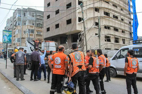 Oktober 2023 Gaza Palestina Leden Van Palestijnse Burgerbescherming Inspecteren Plek — Stockfoto