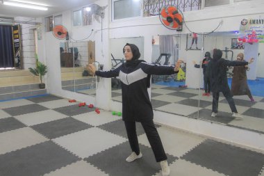 3 Ekim 2023 - Gazze, Filistin: 40 yaşındaki Amani Zahid, sadece kadınlar için vücut geliştirme ve spor eğitmeni. 