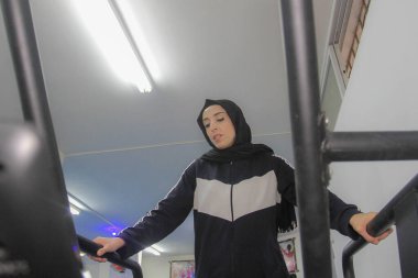 3 Ekim 2023 - Gazze, Filistin: 40 yaşındaki Amani Zahid, sadece kadınlar için vücut geliştirme ve spor eğitmeni. 