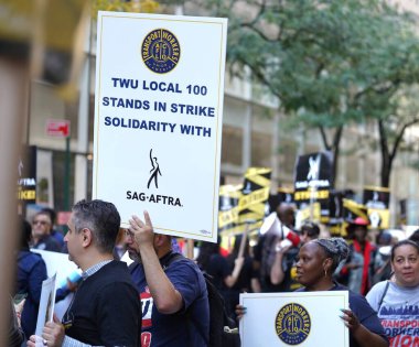 3 Ekim 2023 - New York, ABD: NBC Universal, New York 'taki 30 Rockefeller Center' da SAG-AFTRA önderliğinde ve Amerika Ulaştırma İşçileri Sendikası (TWU).