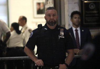 3 Ekim 2023 - New York, ABD: Eski ABD Başkanı Donald Trump, sıkı güvenlik önlemleri ve yoğun bir günün ortasında Manhattan 'daki dolandırıcılık davası için ikinci gün mahkemeye geldi..