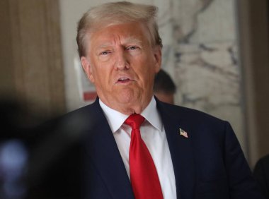 3 Ekim 2023 - New York, ABD: Eski ABD Başkanı Donald Trump, sıkı güvenlik önlemleri ve yoğun bir günün ortasında Manhattan 'daki dolandırıcılık davası için ikinci gün mahkemeye geldi..