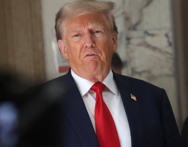 3 Ekim 2023 - New York, ABD: Eski ABD Başkanı Donald Trump, sıkı güvenlik önlemleri ve yoğun bir günün ortasında Manhattan 'daki dolandırıcılık davası için ikinci gün mahkemeye geldi..