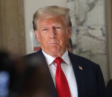 3 Ekim 2023 - New York, ABD: Eski ABD Başkanı Donald Trump, sıkı güvenlik önlemleri ve yoğun bir günün ortasında Manhattan 'daki dolandırıcılık davası için ikinci gün mahkemeye geldi..