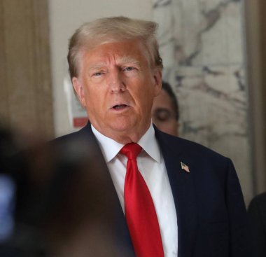 3 Ekim 2023 - New York, ABD: Eski ABD Başkanı Donald Trump, sıkı güvenlik önlemleri ve yoğun bir günün ortasında Manhattan 'daki dolandırıcılık davası için ikinci gün mahkemeye geldi..