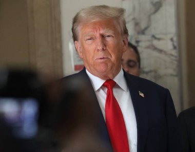 3 Ekim 2023 - New York, ABD: Eski ABD Başkanı Donald Trump, sıkı güvenlik önlemleri ve yoğun bir günün ortasında Manhattan 'daki dolandırıcılık davası için ikinci gün mahkemeye geldi..