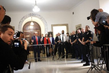 3 Ekim 2023 - New York, ABD: Eski ABD Başkanı Donald Trump, sıkı güvenlik önlemleri ve yoğun bir günün ortasında Manhattan 'daki dolandırıcılık davası için ikinci gün mahkemeye geldi..