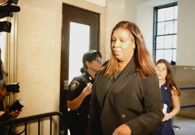 3 Ekim 2023 - New York, ABD: Eski ABD Başkanı Donald Trump, sıkı güvenlik önlemleri ve yoğun bir günün ortasında Manhattan 'daki dolandırıcılık davası için ikinci gün mahkemeye geldi.. 