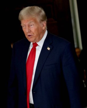 3 Ekim 2023 - New York, ABD: Eski ABD Başkanı Donald Trump, sıkı güvenlik önlemleri ve yoğun bir günün ortasında Manhattan 'daki dolandırıcılık davası için ikinci gün mahkemeye geldi..