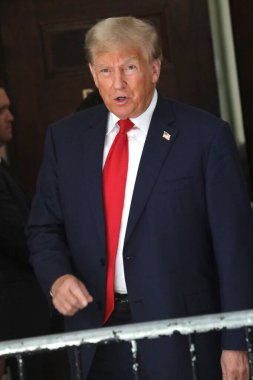 3 Ekim 2023 - New York, ABD: Eski ABD Başkanı Donald Trump, sıkı güvenlik önlemleri ve yoğun bir günün ortasında Manhattan 'daki dolandırıcılık davası için ikinci gün mahkemeye geldi..