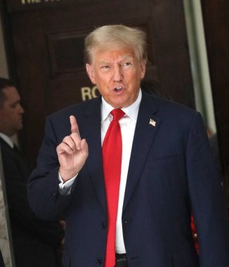 3 Ekim 2023 - New York, ABD: Eski ABD Başkanı Donald Trump, sıkı güvenlik önlemleri ve yoğun bir günün ortasında Manhattan 'daki dolandırıcılık davası için ikinci gün mahkemeye geldi..