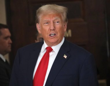 3 Ekim 2023 - New York, ABD: Eski ABD Başkanı Donald Trump, sıkı güvenlik önlemleri ve yoğun bir günün ortasında Manhattan 'daki dolandırıcılık davası için ikinci gün mahkemeye geldi..