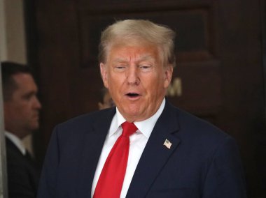 3 Ekim 2023 - New York, ABD: Eski ABD Başkanı Donald Trump, sıkı güvenlik önlemleri ve yoğun bir günün ortasında Manhattan 'daki dolandırıcılık davası için ikinci gün mahkemeye geldi..