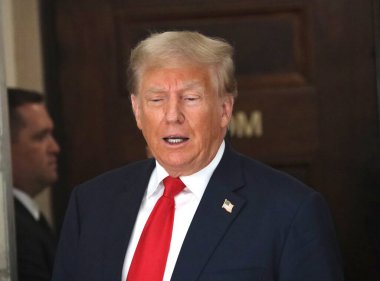 3 Ekim 2023 - New York, ABD: Eski ABD Başkanı Donald Trump, sıkı güvenlik önlemleri ve yoğun bir günün ortasında Manhattan 'daki dolandırıcılık davası için ikinci gün mahkemeye geldi..