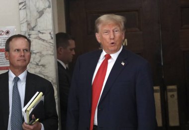 3 Ekim 2023 - New York, ABD: Eski ABD Başkanı Donald Trump, sıkı güvenlik önlemleri ve yoğun bir günün ortasında Manhattan 'daki dolandırıcılık davası için ikinci gün mahkemeye geldi..