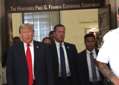 3 Ekim 2023 - New York, ABD: Eski ABD Başkanı Donald Trump, sıkı güvenlik önlemleri ve yoğun bir günün ortasında Manhattan 'daki dolandırıcılık davası için ikinci gün mahkemeye geldi..