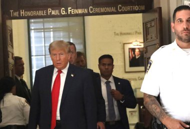 3 Ekim 2023 - New York, ABD: Eski ABD Başkanı Donald Trump, sıkı güvenlik önlemleri ve yoğun bir günün ortasında Manhattan 'daki dolandırıcılık davası için ikinci gün mahkemeye geldi..