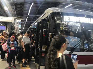 Sao Paulo (SP), 10 / 03 / 2023 - Sao Paulo 'da insanları otobüs ve tren kuyruklarında bırakan ulaşım durağı. Pinheiros istasyonu yolcularla doluydu..