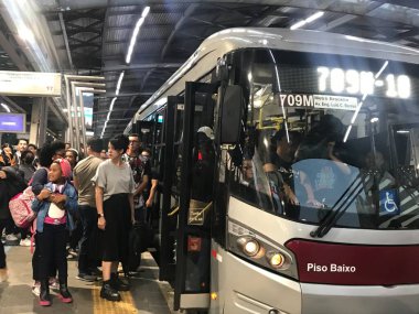 Sao Paulo (SP), 10 / 03 / 2023 - Sao Paulo 'da insanları otobüs ve tren kuyruklarında bırakan ulaşım durağı. Pinheiros istasyonu yolcularla doluydu..