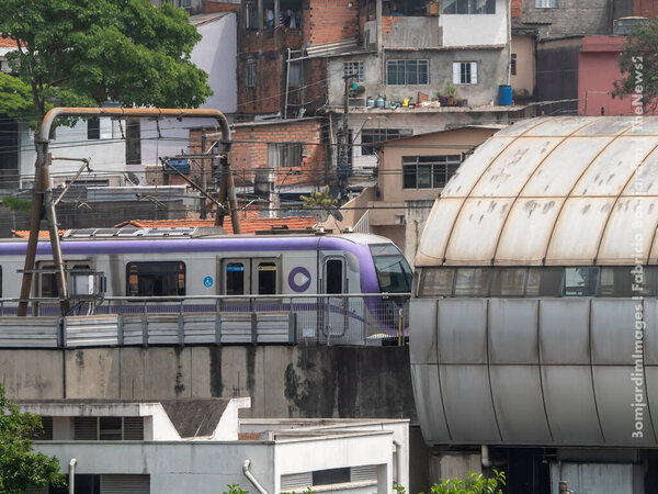 Sao Paulo (SP), 10/03/2023 - GREVE/METRO/SP - View of Campo Limpo Station and lilac subway line 5 trains on the morning of this Tuesday (03) in the south zone of Sao Paulo. Due to the Metro, Sabesp and CPTM strike, lines 1 blue, 2 green and 3 red. 