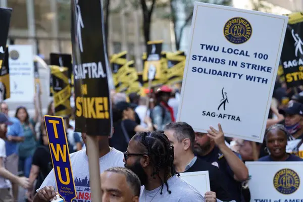 3 Ekim 2023 - New York, ABD: NBC Universal, New York 'taki 30 Rockefeller Center' da SAG-AFTRA önderliğinde ve Amerika Ulaştırma İşçileri Sendikası (TWU).