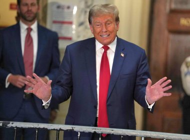 4 Ekim 2023, New York, ABD: Donald Trumps 3. Dolandırıcılık Davası. Eski ABD Başkanı Donald Trump, Manhattan 'da sıkı güvenlik önlemleri ve yoğun bir günün ortasında Manhattan' daki dolandırıcılık davası için üçüncü gün mahkemeye geldi.. 