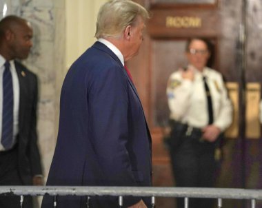 4 Ekim 2023, New York, ABD: Donald Trumps 3. Dolandırıcılık Davası. Eski ABD Başkanı Donald Trump, Manhattan 'da sıkı güvenlik önlemleri ve yoğun bir günün ortasında Manhattan' daki dolandırıcılık davası için üçüncü gün mahkemeye geldi.. 