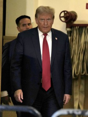 4 Ekim 2023, New York, ABD: Donald Trumps 3. Dolandırıcılık Davası. Eski ABD Başkanı Donald Trump, Manhattan 'da sıkı güvenlik önlemleri ve yoğun bir günün ortasında Manhattan' daki dolandırıcılık davası için üçüncü gün mahkemeye geldi.. 