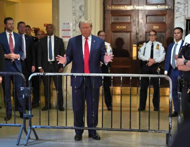 4 Ekim 2023, New York, ABD: Donald Trumps 3. Dolandırıcılık Davası. Eski ABD Başkanı Donald Trump, Manhattan 'da sıkı güvenlik önlemleri ve yoğun bir günün ortasında Manhattan' daki dolandırıcılık davası için üçüncü gün mahkemeye geldi.. 
