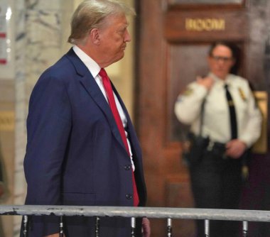 4 Ekim 2023, New York, ABD: Donald Trumps 3. Dolandırıcılık Davası. Eski ABD Başkanı Donald Trump, Manhattan 'da sıkı güvenlik önlemleri ve yoğun bir günün ortasında Manhattan' daki dolandırıcılık davası için üçüncü gün mahkemeye geldi.. 